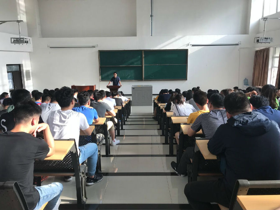 毕业班年级大会.jpg